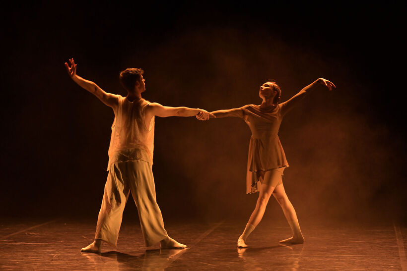 Místo na zemi. Jaro (fragment). Fluō. Natálie Paulusová a Robert Koch. Foto: Ivo Dankovič.